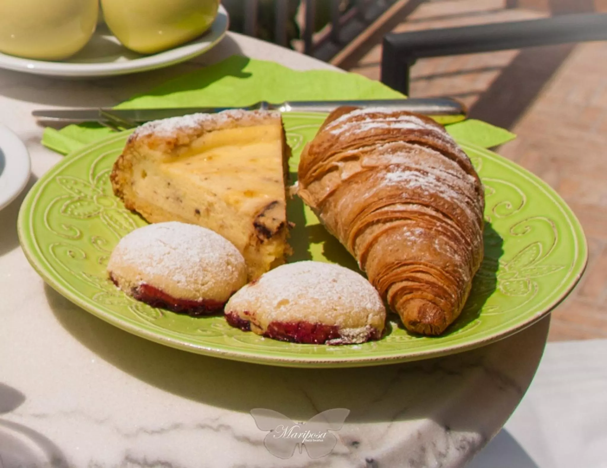Crostata, cornetto e dolcetti della colazione