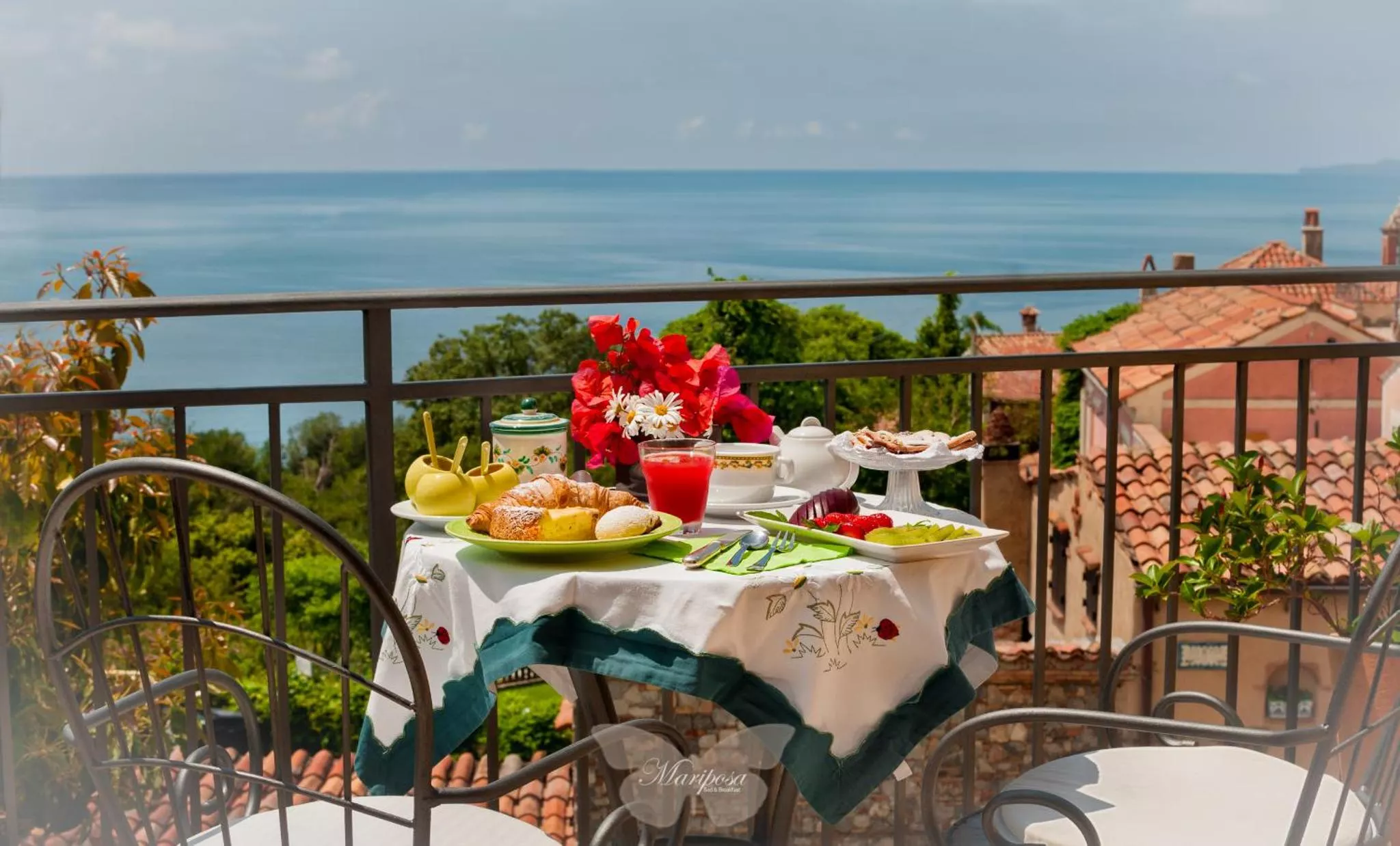 La colazione apparecchiata in terrazza con vista sul mare di Maratea