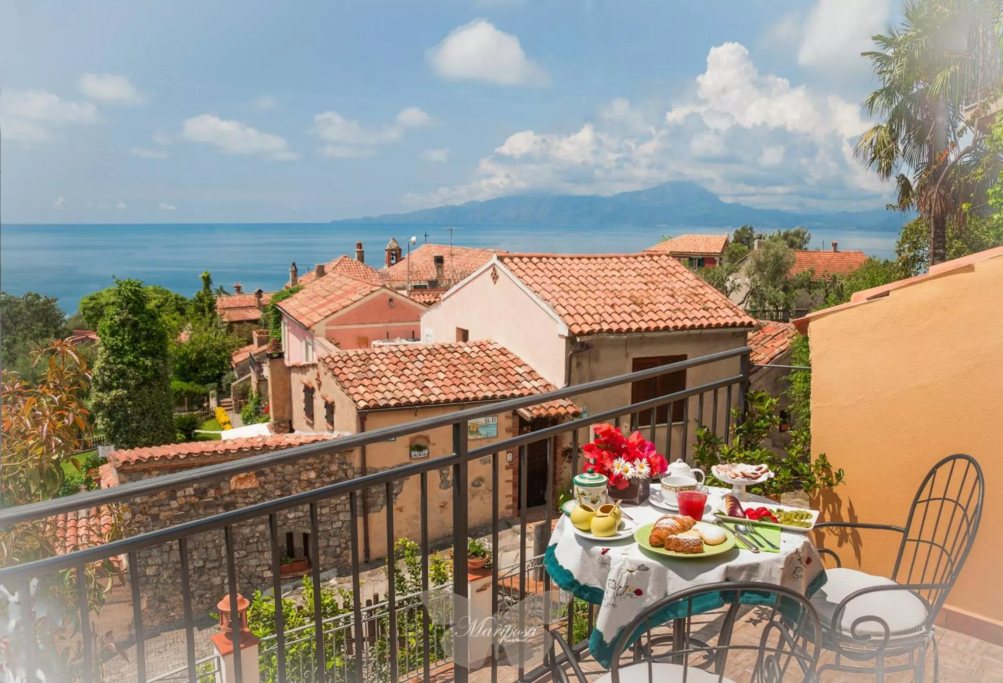 La colazione sul balcone, sopra i tetti del borgo di Cersuta